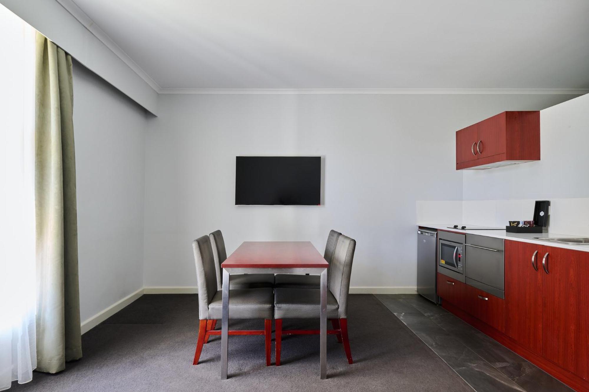 Отель Abode Narrabundah Канберра Экстерьер фото