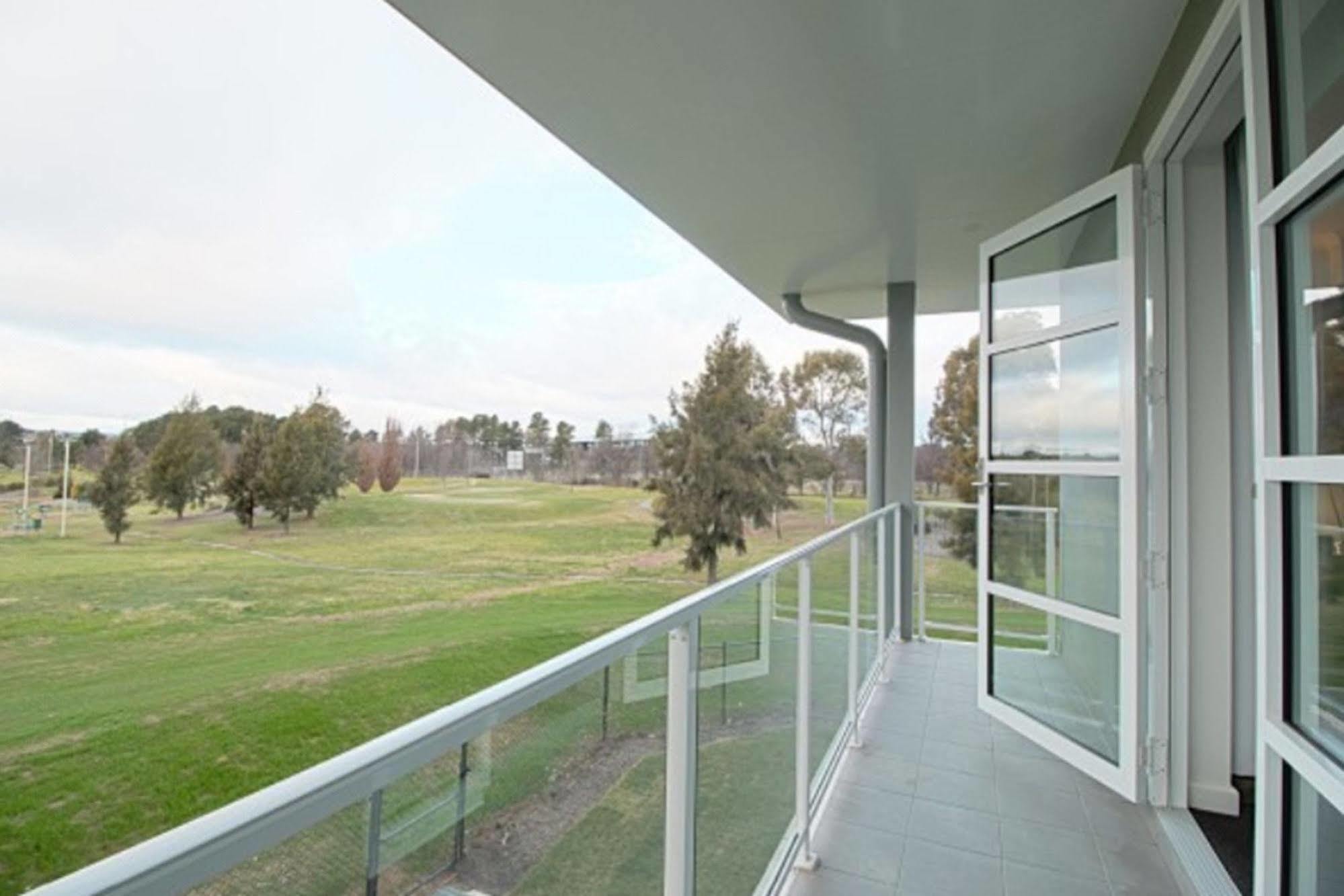 Отель Abode Narrabundah Канберра Экстерьер фото
