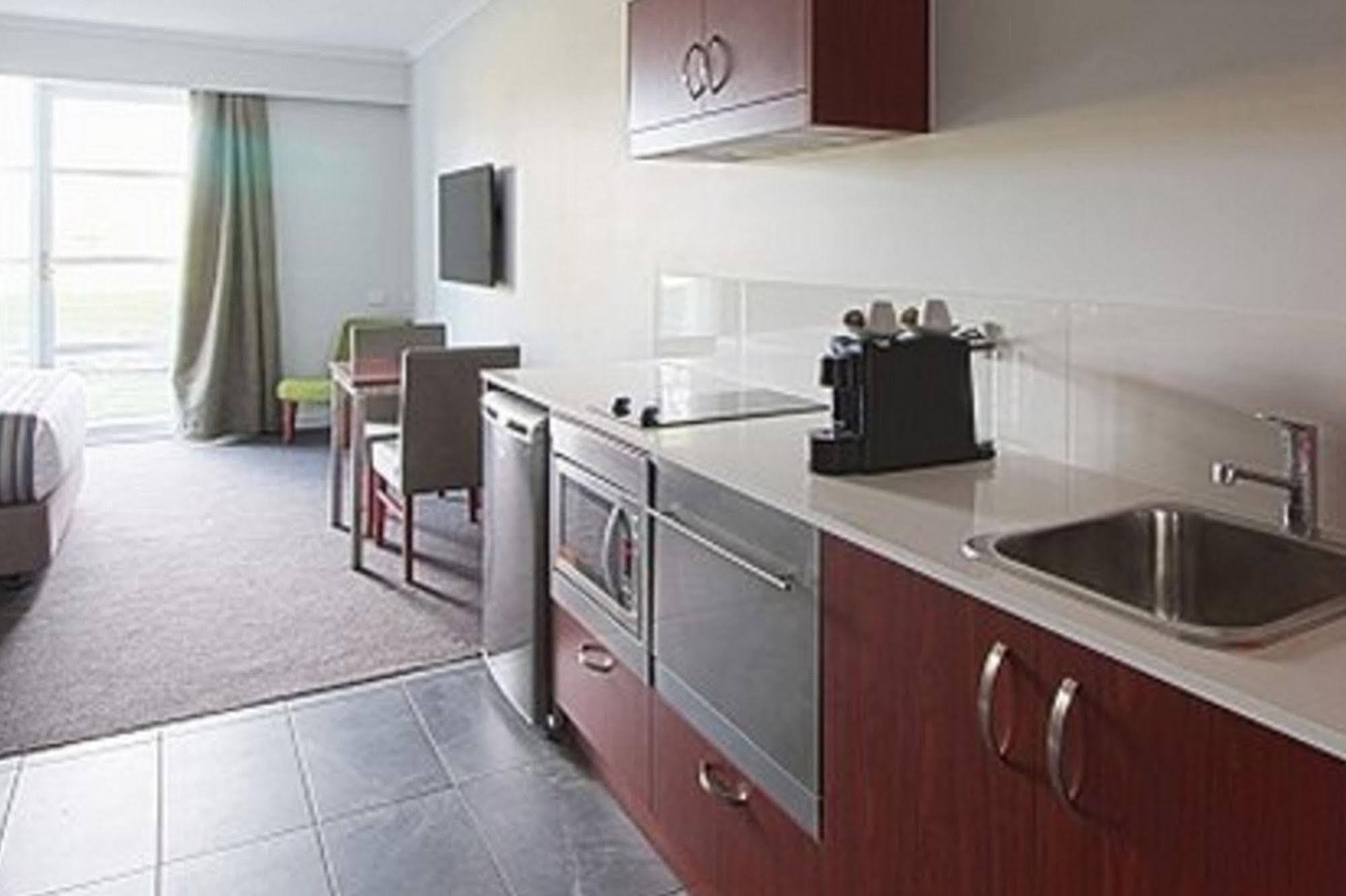 Отель Abode Narrabundah Канберра Экстерьер фото